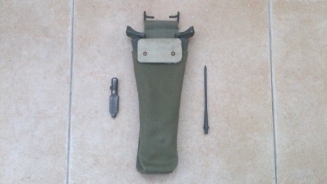 Hola, vendo un lote para Cetme C compuesto por un bípode con su funda, un portapercutor y una aguja percutora. 00