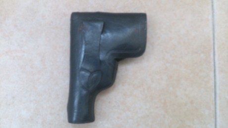 Hola, vendo una funda de cuero antigua en perfecto estado, es para una pistola de pequeño tamaño. Está 01
