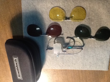 Lo dicho vendo estas 2 gafas de tiro. Champion con su portalentes,estuche y tapaojos por 100€ portes incluidos 00