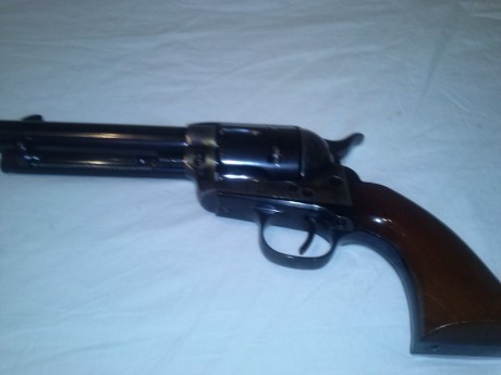 Vendo revolver Uberti 45lc pocos disparos utilizo otro para tiro pero ese si que esta usado y no quiero 01