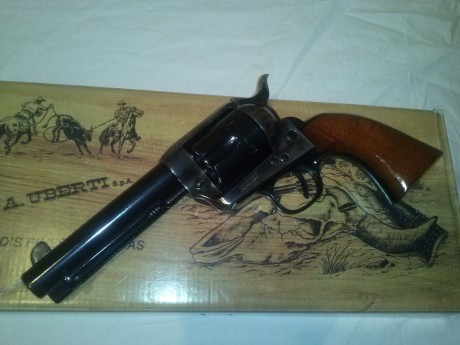 Vendo revolver Uberti 45lc pocos disparos utilizo otro para tiro pero ese si que esta usado y no quiero 00