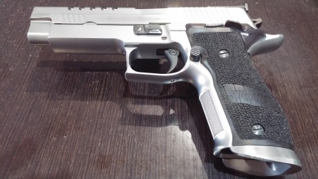Hola a tod@s,

Se vende Sig Sauer X-Five Supermatch del Mastershop de Sig Sauer.

- Calibre 9 mm.
- Disparador 02