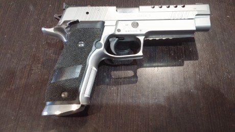 Hola a tod@s,

Se vende Sig Sauer X-Five Supermatch del Mastershop de Sig Sauer.

- Calibre 9 mm.
- Disparador 01