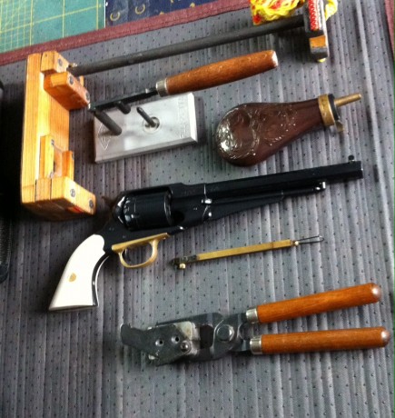 Vendo revolver pietta 1858 , turquesa , polvorera , cargador de tambores , porta pistones y regalo el 00