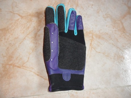 Nuevo a estrenar lleva mucho tiempo en el armario y sin usarse el guante es talla L mano izquierda, comprados 00