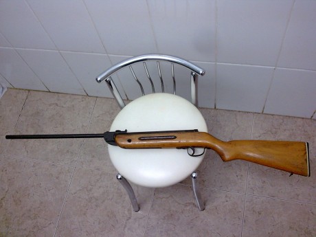 Hola compañeros, pues el otro día mareando el trastero de mi casa de campo encontré esta joya que hacía 02