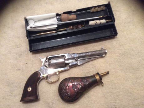 revolver Remington 1858 Inox. Pietta,junto con maletín, polvorera y accesorios de limpieza. Tiene 4 años,muy 01