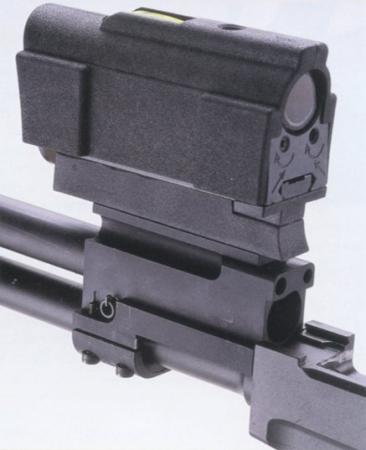 Alguien sabe que fusil es el que llevan las tropas de la película "Distrito 9". ¿Es un modelo 111