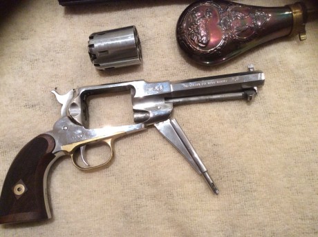 revolver Remington 1858 Inox. Pietta,junto con maletín, polvorera y accesorios de limpieza. Tiene 4 años,muy 00