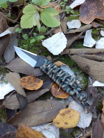 Acero inox 420MoVa

Con un filo de 70mm , 4mm de grosor en el recazo ,encordado en paracord camuflaje 00