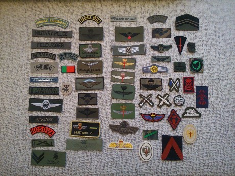 Hola. Vendo la colección de parches militares tanto españoles como extranjeros. En principio quisiera 01