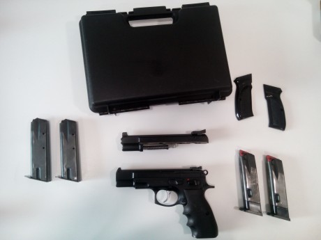 Vendo CZ75 Kadet calibre 22mm en muy buen estado junto a kit del calibre 9mm CZ75B. Incluyo: Grip de goma, 01