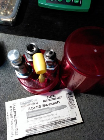 ...Pues eso.

....DIES de lee del 6.5x55 swedish. Muy buen estado

...Puestos en tu casa por 40€

...Salut.

PD: 00