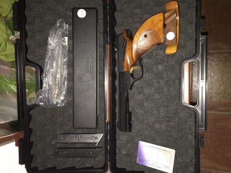 Vendo FN INTERNACIONAL 2 calibre 22, con 2 cargadores 10 balas, contrapeso delantero para equilibrarla 01
