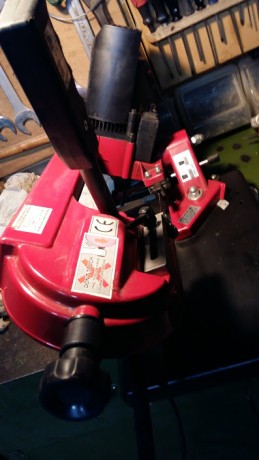Vendo esta Ingletadora para cortar hierro y metales de todas clases, usada pero como nueva 150e + portes 10