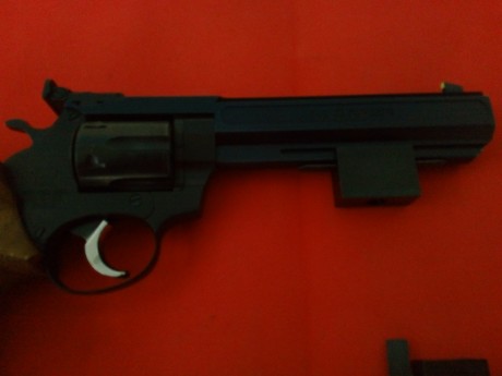 Precioso y muy preciso revolver de competición, absolutamente impecable, comprado por capricho pero sin 02