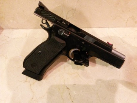 VENDO Pistola CZ SP-01 de 9mm preparada para IPSC, dos cargadores originales de 18 tiros y su maletín 01