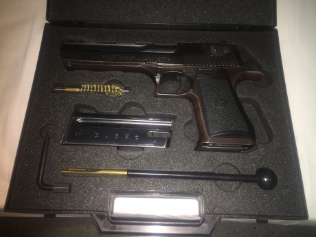 Hola a todos, pongo en venta Pistola Desert Eagle, calibbre .44, en Perfecto estado con dos cargadores, 01
