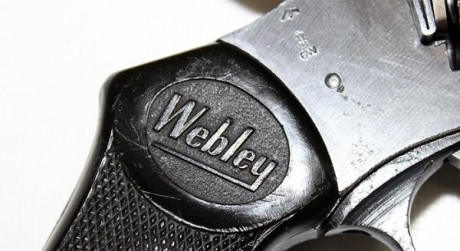 me voy a comprar un revolver webley Mk IV 38/200 war finish, cañón de 5" (creo), esta en un estado 40