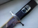 No se meter fotos, puedo poner un link, es original con certificicado de autenticidad,

https://www.milanuncios.com/armas-de-coleccion/cuchillo-gil-hibben-united-cutlery-175807927.htm

interesados 20