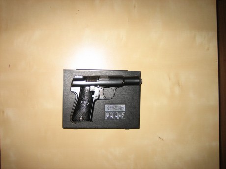 Hola. Se vende Astra 3000 en uso y en libro de coleccionista. Calibre 9mmC. del año 1946, todos los números 01
