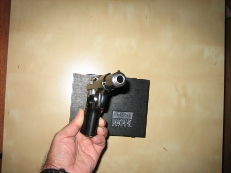 Hola. Se vende Astra 3000 en uso y en libro de coleccionista. Calibre 9mmC. del año 1946, todos los números 00