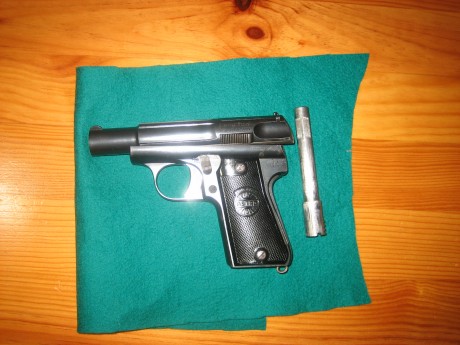 Hola. Se vende Astra 3000 en uso y en libro de coleccionista. Calibre 9mmC. del año 1946, todos los números 10