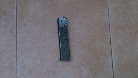 Hola, vendo un cargador para pistola 1911 del calibre .45 de 10 disparos. Es de la marca MEG-CAR y está 01
