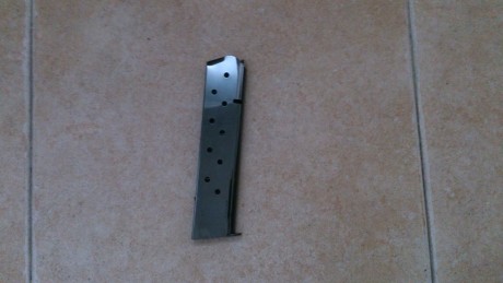 Hola, vendo un cargador para pistola 1911 del calibre .45 de 10 disparos. Es de la marca MEG-CAR y está 00