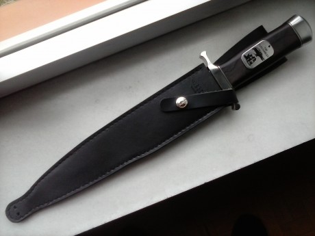 No se meter fotos, puedo poner un link, es original con certificicado de autenticidad,

https://www.milanuncios.com/armas-de-coleccion/cuchillo-gil-hibben-united-cutlery-175807927.htm

interesados 92