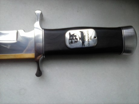 No se meter fotos, puedo poner un link, es original con certificicado de autenticidad,

https://www.milanuncios.com/armas-de-coleccion/cuchillo-gil-hibben-united-cutlery-175807927.htm

interesados 91