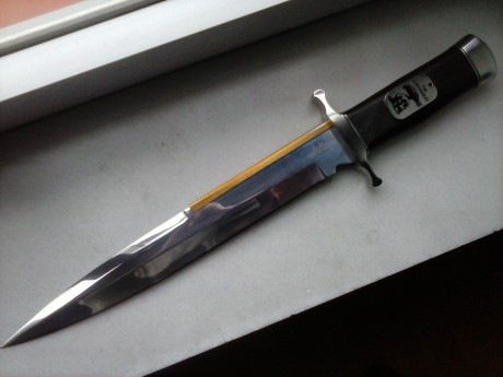 No se meter fotos, puedo poner un link, es original con certificicado de autenticidad,

https://www.milanuncios.com/armas-de-coleccion/cuchillo-gil-hibben-united-cutlery-175807927.htm

interesados 102