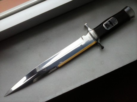 No se meter fotos, puedo poner un link, es original con certificicado de autenticidad,

https://www.milanuncios.com/armas-de-coleccion/cuchillo-gil-hibben-united-cutlery-175807927.htm

interesados 101