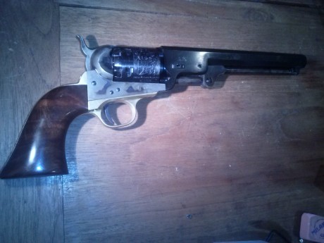 en venta revolver Navy cal, 36 de 7" 
preciosa empuñadura
preciocon portes fuera de Madrid
La foto 00