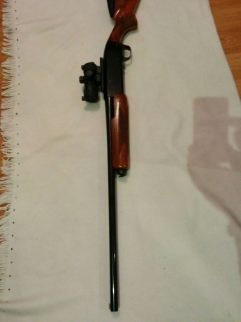Escopeta de corredera con cañon de 60 cilindrico y liso. Calibre 12. Muy buen estado. Con visor de punto 02
