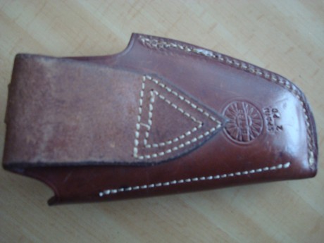  DSC06946.JPG  DSC06947.JPG 

Funda marca Astra para pistola pequeña (tipo DKL¿?), cuero muy grueso como 00