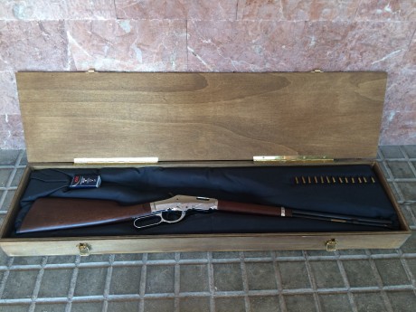 Carabina calibre . 22LR de palanca, marca Uberti Silverboy. Réplica de Winchester 1873 y guiada en AE. 20