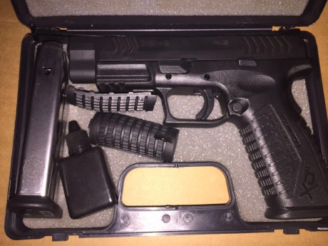 Muy buenas , un amigo vende su pistola Springfield modelo XD, con maletín, lomos intercambiables, dos 02