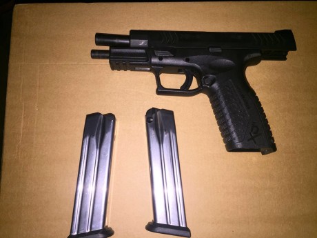 Muy buenas , un amigo vende su pistola Springfield modelo XD, con maletín, lomos intercambiables, dos 01
