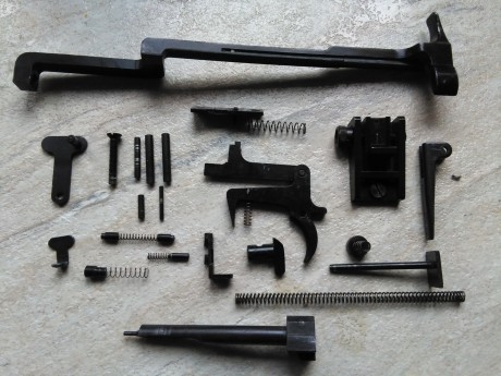 Se vende piezas de una carabina ERMA M1 cal. 22. Lo que se ve en las fotos (Palanca de montar NO).
No 00