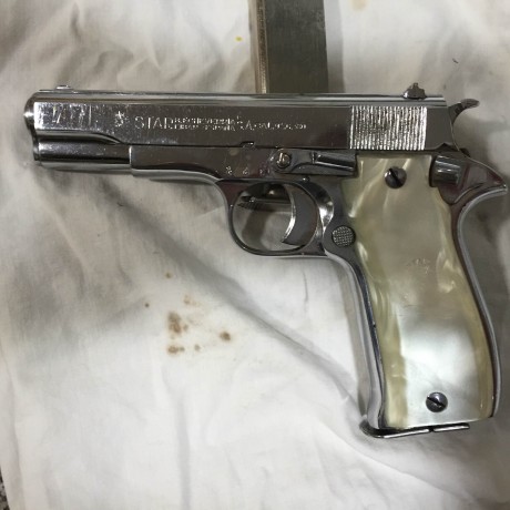 Se vende preciosa Pistola STAR Super S niquelada y GUIADA en F, calibre 9 corto, con dos cargadores también 01