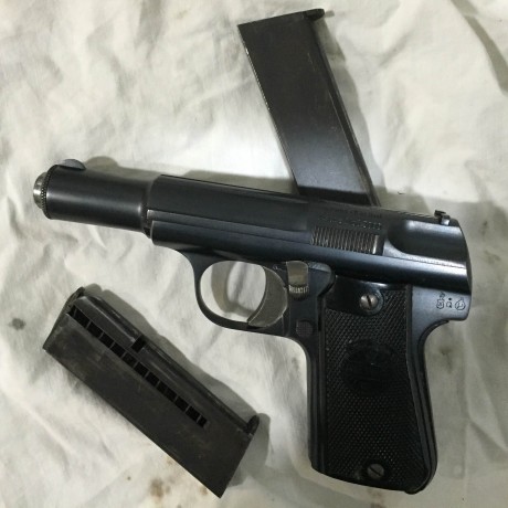 Se vende Pistola ASTRA modelo 3000 cal. 9 corto y guiada en F, con el pavonado perfecto debido al poco 00