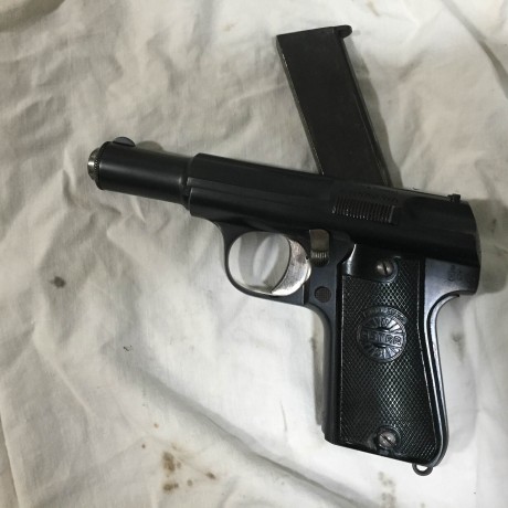 Se vende Pistola ASTRA modelo 3000 cal. 9 corto y guiada en F, con el pavonado perfecto debido al poco 01