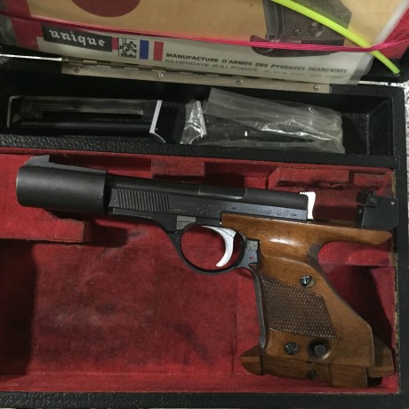 Se vende magnífica pistola UNIQUE modelo DES 69, de calibre 22 y guiada en F. La pistola dispara de maravilla, 00
