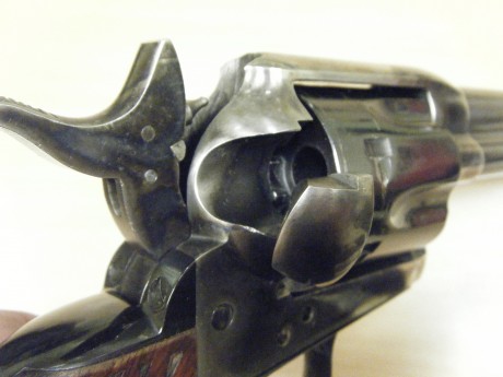 Por no usar, un compañero de tiro Olímpico me pida que le anuncie la venta de un revólver Uberti, calibre 02