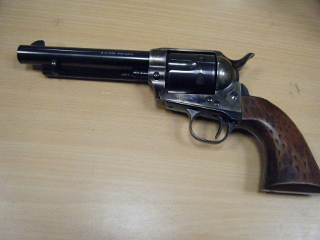 Por no usar, un compañero de tiro Olímpico me pida que le anuncie la venta de un revólver Uberti, calibre 01