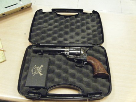 Por no usar, un compañero de tiro Olímpico me pida que le anuncie la venta de un revólver Uberti, calibre 00