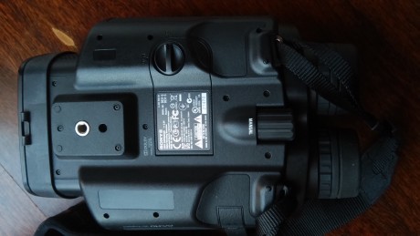 Prismatico con zoom de 20 aumentos que graba en video en formato 2D y 3D....Hace fotografias y graba en 01
