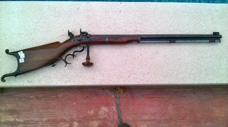 Hola amigos:
Una compañera del tiro vende este fusil Waadtländer Standard de Pedersoli, calibre .45. Era 00