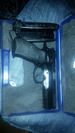 Hola a todos, un compañero de tiro de Malaga vende este arma.
Es una cz 75 Shadow. La venda por no usar, 01